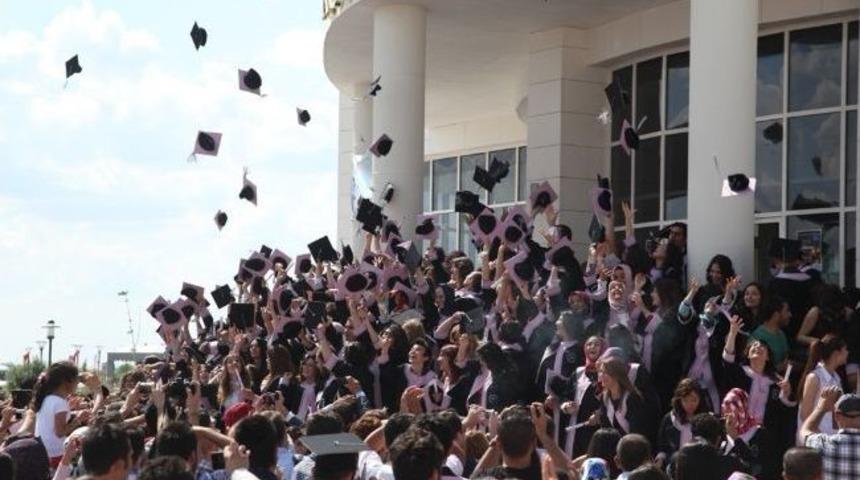 As&uuml; Fen Edebiyat Fak&uuml;ltesi 204 Mezun Verdi