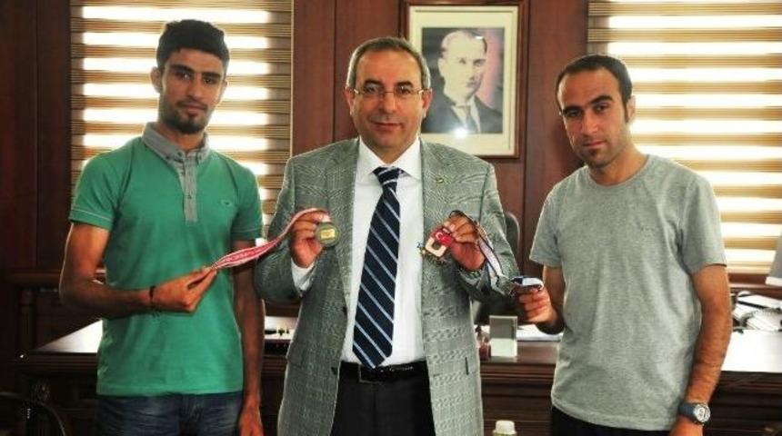 Yy&uuml; &Ouml;ğrencileri Madalyalarını Rekt&ouml;r Prof. Dr. Battal&rsquo;a Takdim Etti