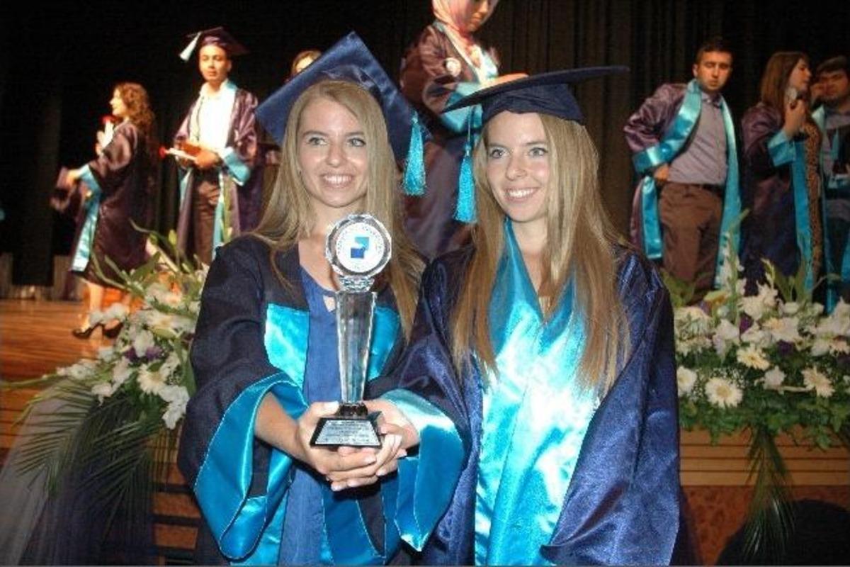 Pa&uuml;'den Birlikte Mezun Olan İkizler B&uuml;y&uuml;k Sevin&ccedil; Yaşadı