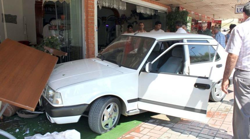 Otomobiliyle pide salonuna daldı