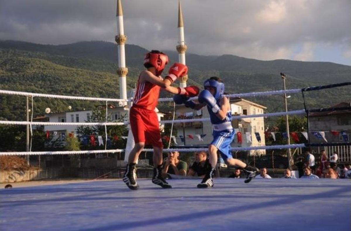 Boks&ouml;rler Şirinsulhiye&rsquo;de Ringe &Ccedil;ıktı