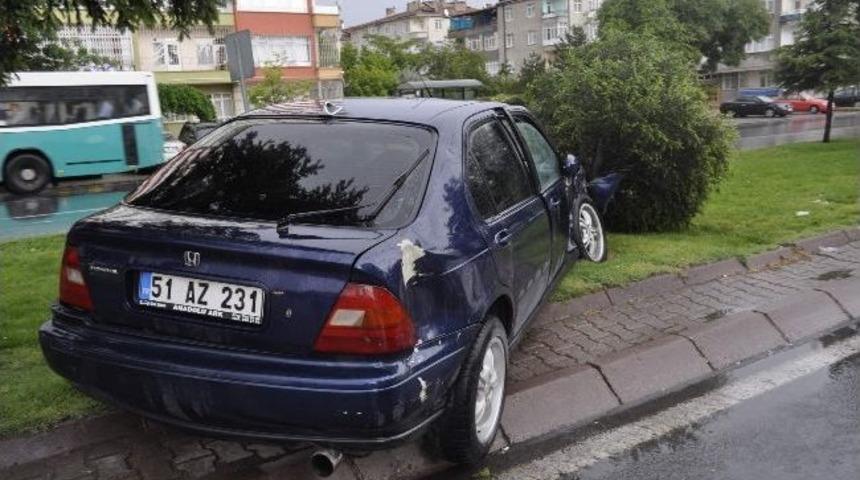 Kaza Yapan Otomobil Ref&uuml;je &Ccedil;ıktı