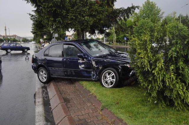 Kaza Yapan Otomobil Refüje Çıktı