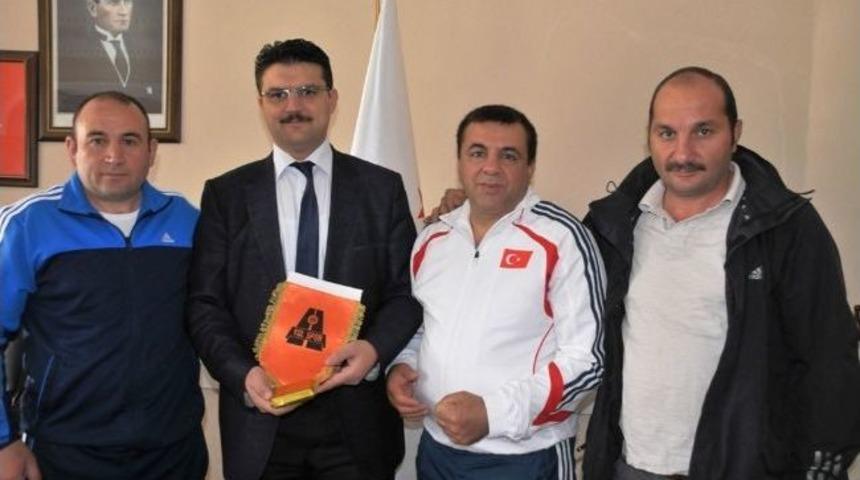 Boks Antren&ouml;r&uuml; Ve Takım Y&ouml;netiminden Dr. Acar&rsquo;a Ziyaret