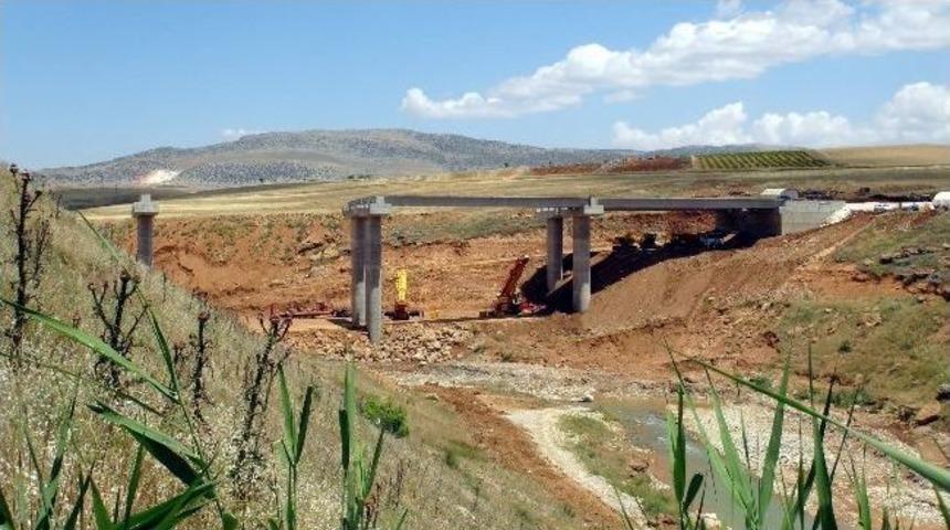 Ziyaret &Ccedil;ayı K&ouml;pr&uuml;s&uuml;n&uuml;n &Uuml;st Taşıyıcıları Yerleştiriliyor