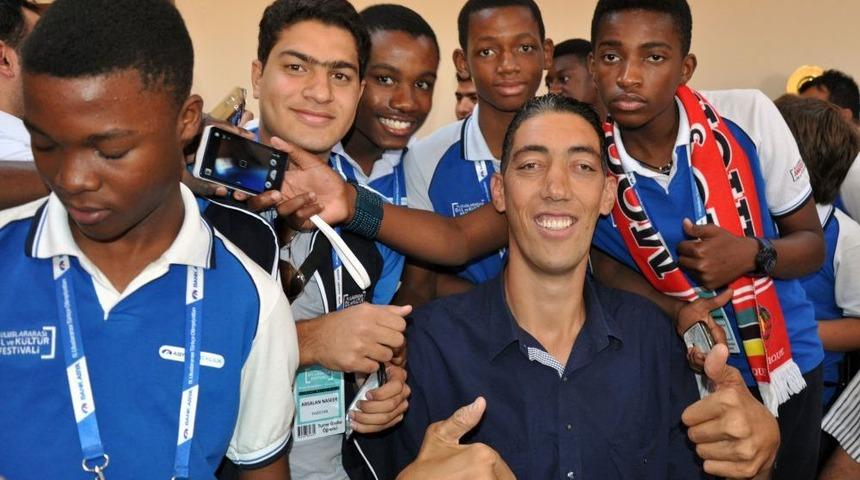 D&uuml;nya &Ccedil;ocuklarını D&uuml;nyanın En Uzun Adamı Karşıladı