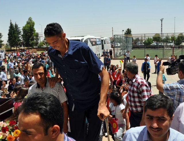 D&uuml;nya &Ccedil;ocuklarını D&uuml;nyanın En Uzun Adamı Karşıladı 1