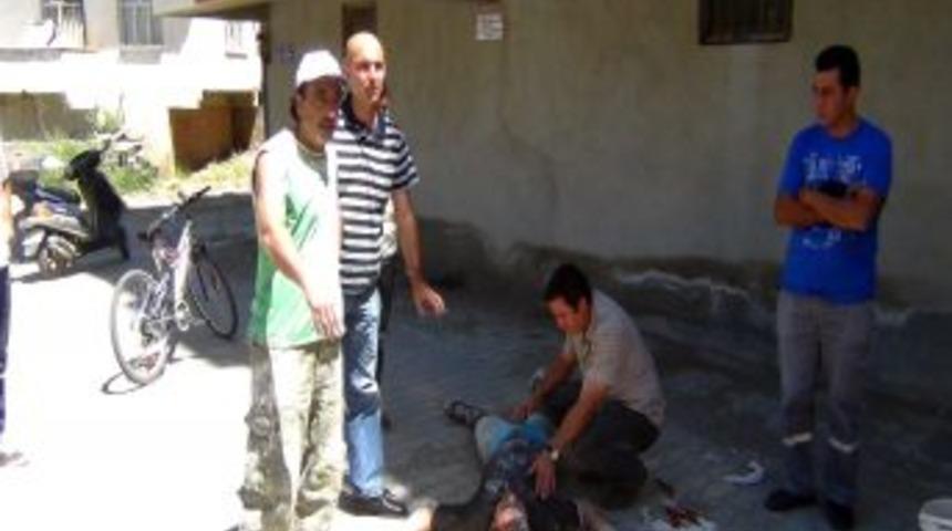 Dengesini Kaybeden Inşaat Iş&ccedil;isi Beton Zemine D&uuml;şt&uuml;