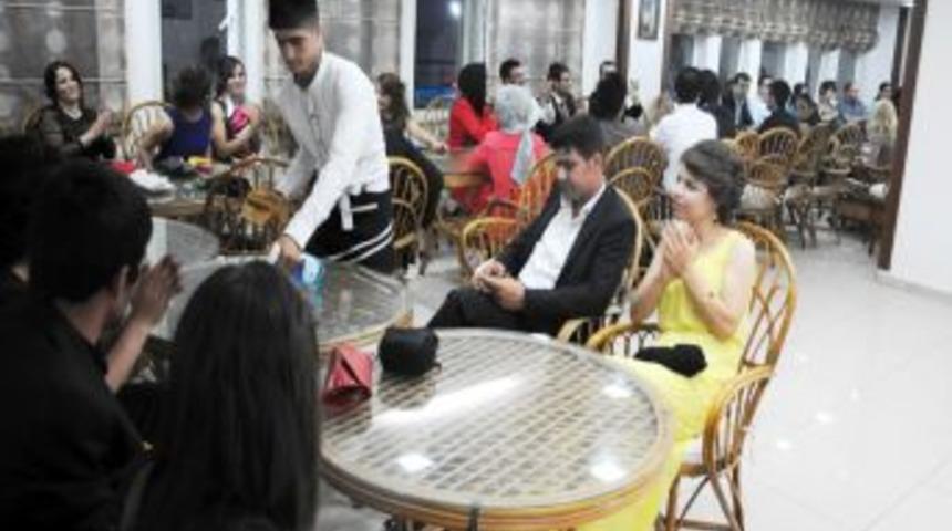 Batman &Uuml;niversitesi'nde T&uuml;rk&ccedil;e Ve K&uuml;rt&ccedil;e Par&ccedil;alarla Mezuniyet Balosu