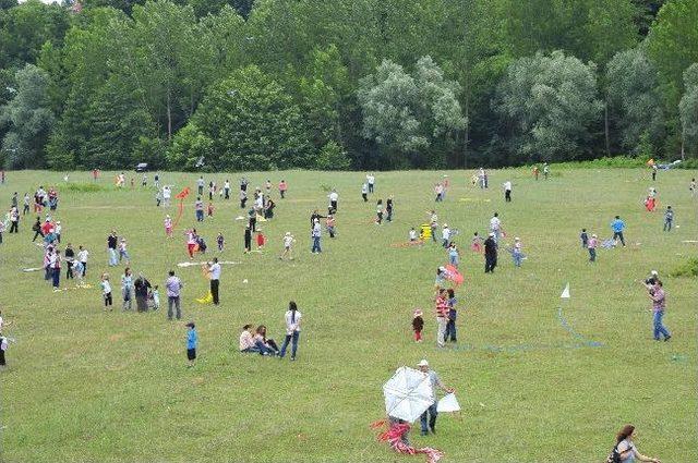 Çaycuma’da Geleneksel Uçurtma Şenliği Yapıldı