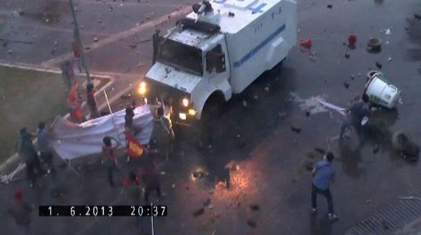 Marjinal Gruplar Söktükleri Telefon Kulübesiyle TOMA Aracına Saldırmış