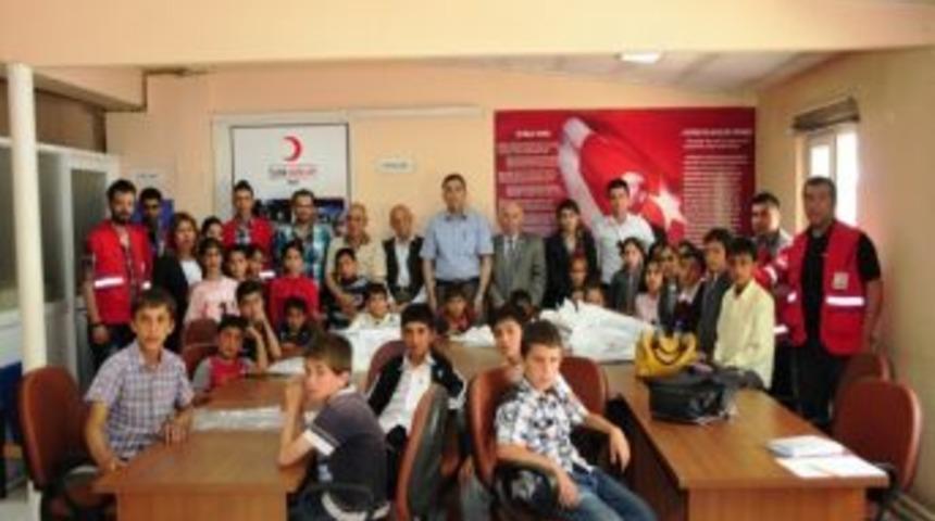 Kızılay Derneği Van Şubesi'nden 50 &Ouml;ğrenciye Giyim Yardımı