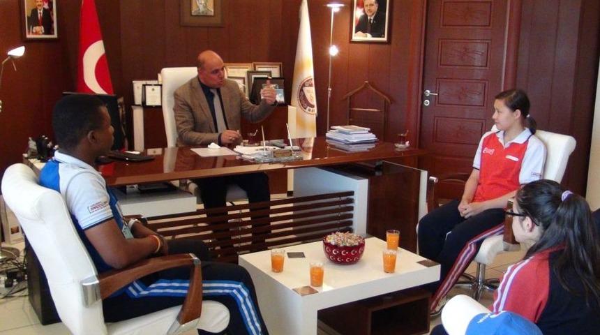 D&uuml;nya &Ccedil;ocukları Başkan Ayanoğlu'nu Ağlattı