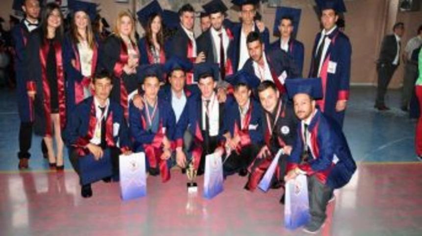 OM&Uuml; Kavak MYO &Ouml;ğrencileri Mezuniyet Coşkusunu Aileleriyle Yaşadı