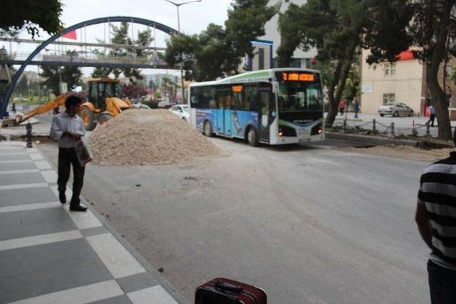 Vatandaş, Yol Çalışmalarından Rahatsız Oldu