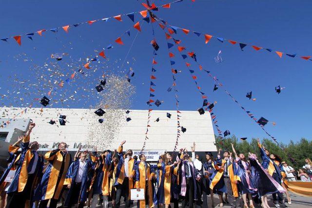 Muğla Üniversitesi’nde Mezuniyet Sevinci