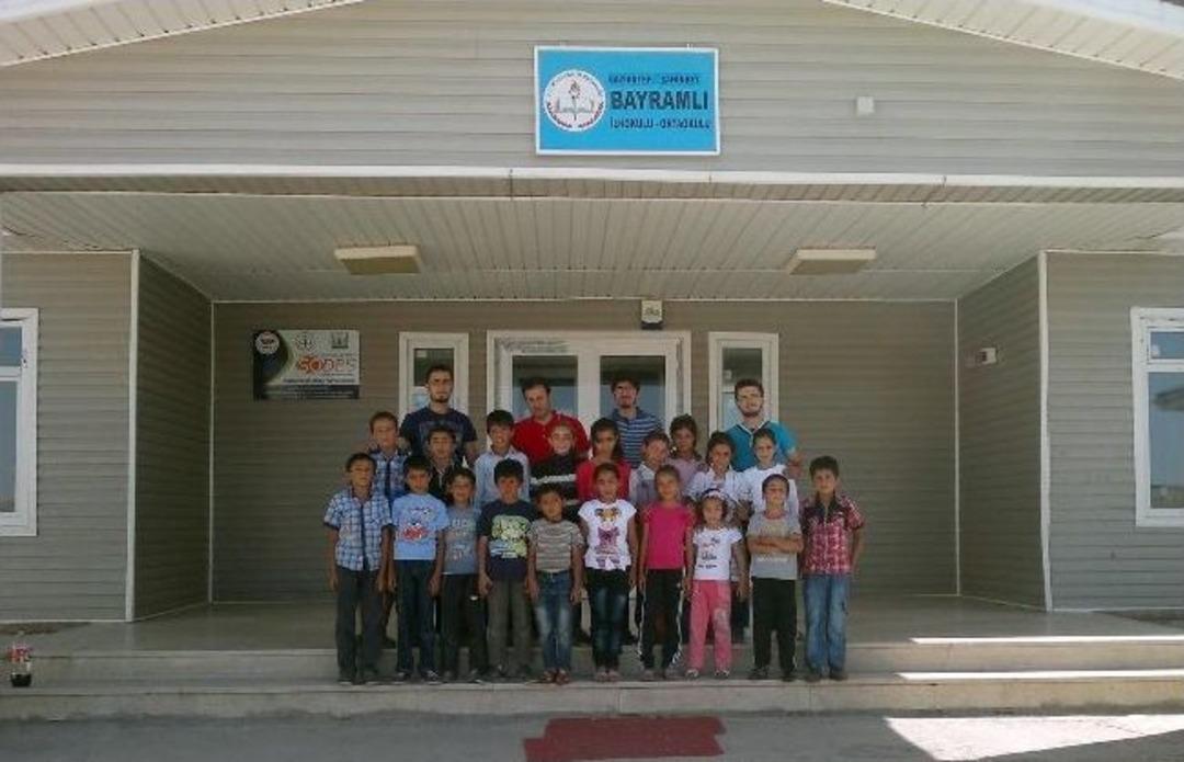 Hk&uuml; &Ouml;ğrencilerinden K&ouml;y Okuluna K&uuml;t&uuml;phane Desteği