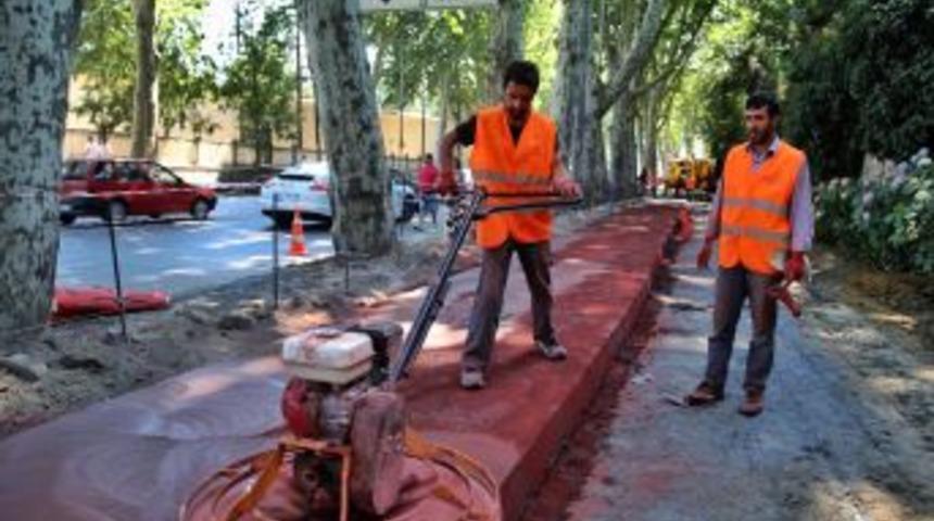 G&ouml;stericiler Kaldırım Taşını S&ouml;k&uuml;nce, Beton Kaldırım Yapıldı