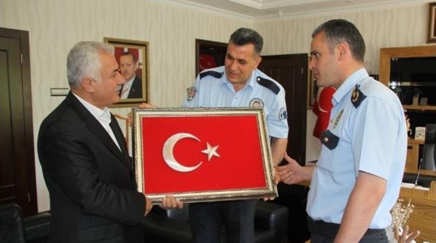 Başkan &Ouml;zden'e Emniyet Teşkilatından Ay Yıldızlı Tablo