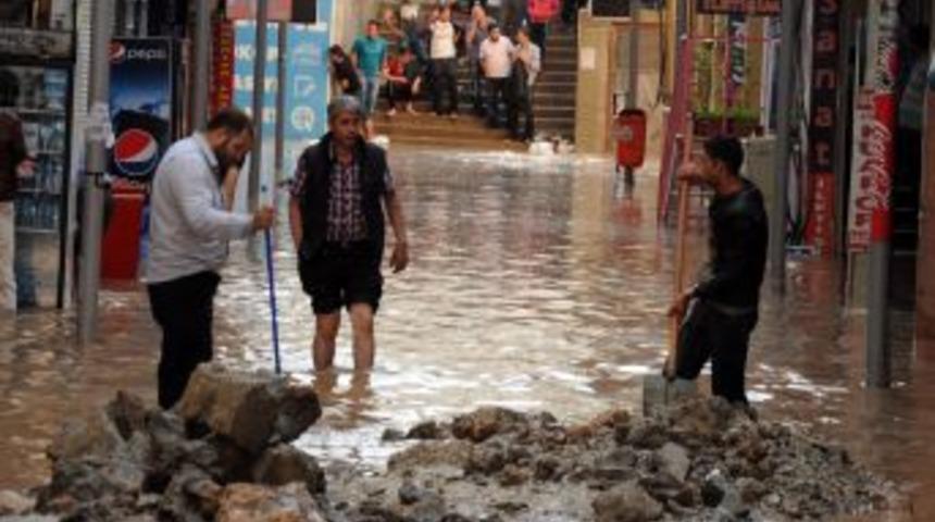 Malatya'da Sağanak Yağış Etkili Oldu