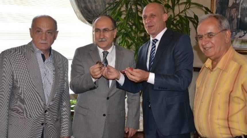 Vali Savaş&rsquo;a Şifalı Mesir Macunu İkramı