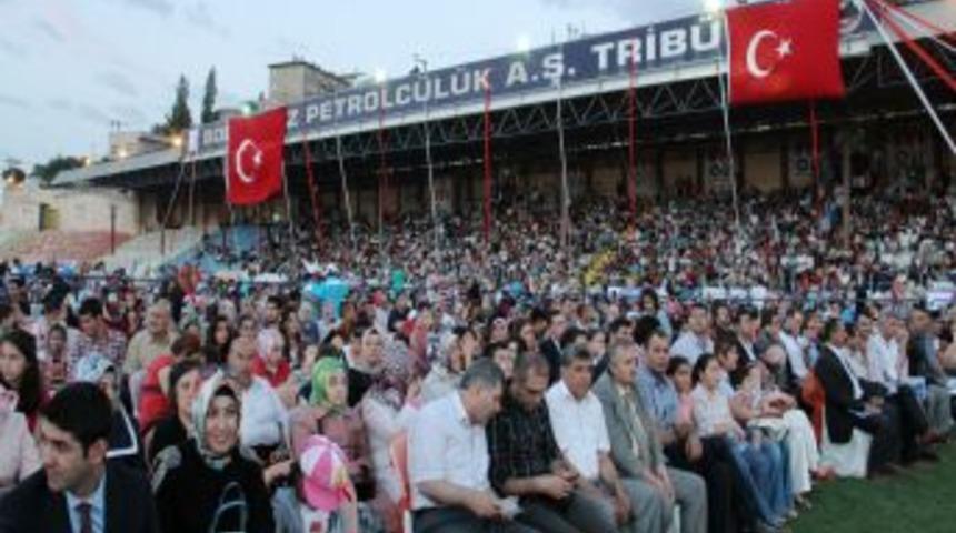 Mardinliler D&uuml;nya &Ccedil;ocukları I&ccedil;in Stadı Doldurdu