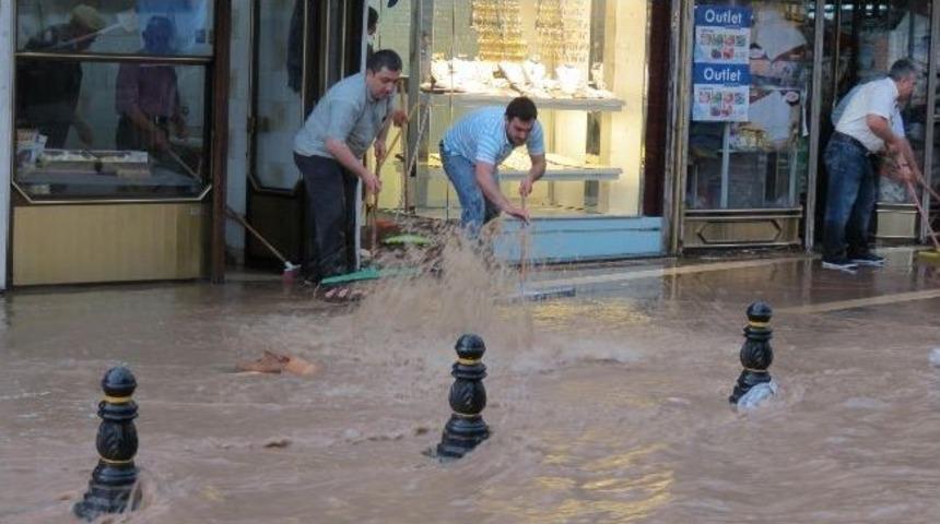 Malatya&rsquo;da Yağmur Caddeleri G&ouml;le &Ccedil;evirdi