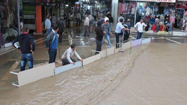 Malatya’da Yağmur Caddeleri Göle Çevirdi