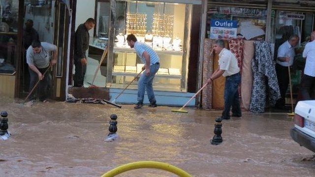 Malatya’da Yağmur Caddeleri Göle Çevirdi