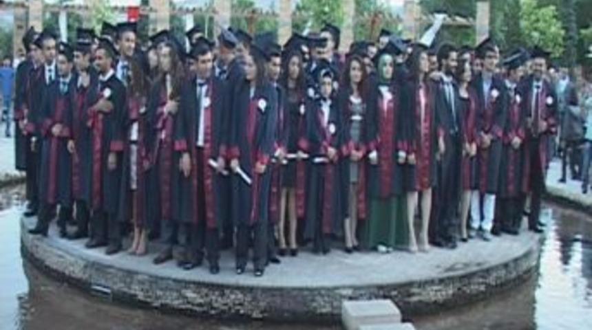 Mezuniyet T&ouml;reninde Arkadaşına Evlenme Teklifinde Bulundu