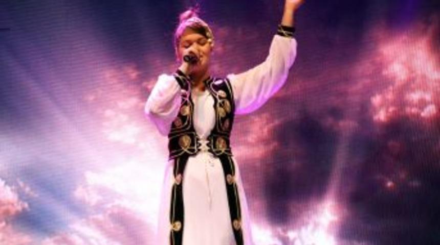 T&uuml;rk&ccedil;e'nin &Ccedil;ocukları, K&uuml;rt&ccedil;e Şarkılarla Vanlıları Coşturdu