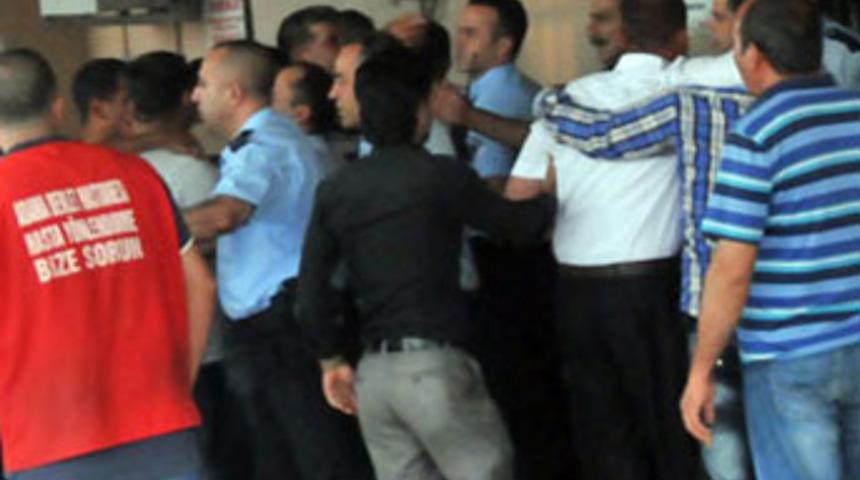 Hasta yakınları doktora saldırdı