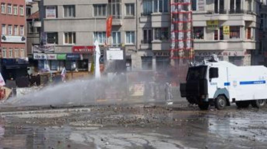 Taksim'deki Gerginlik S&uuml;r&uuml;yor