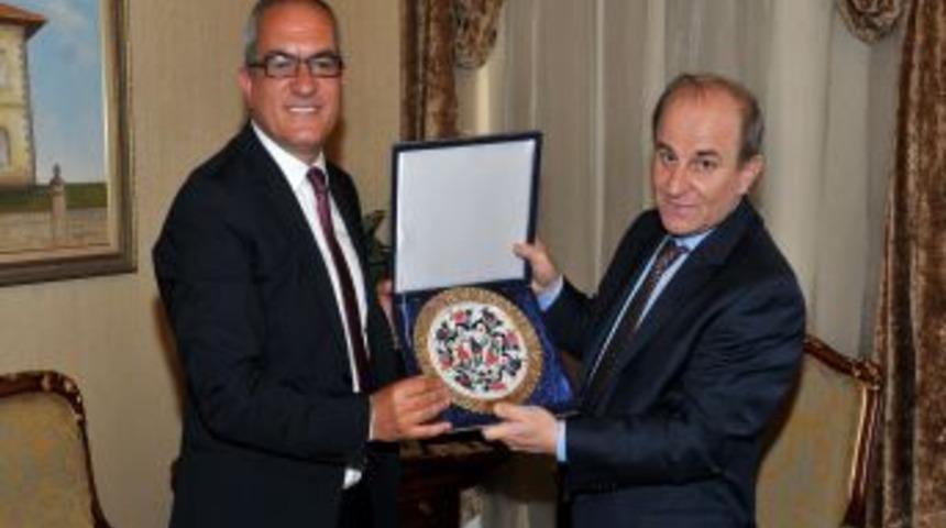 Vali &Ouml;zt&uuml;rk&rsquo;e Protokol Ziyaretleri S&uuml;r&uuml;yor