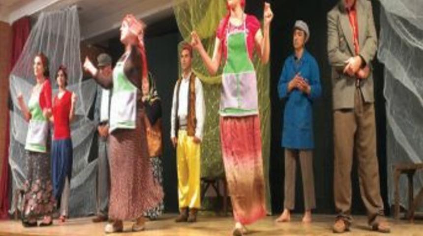 Öğretmenler, Öğrenciler Için Oynadı