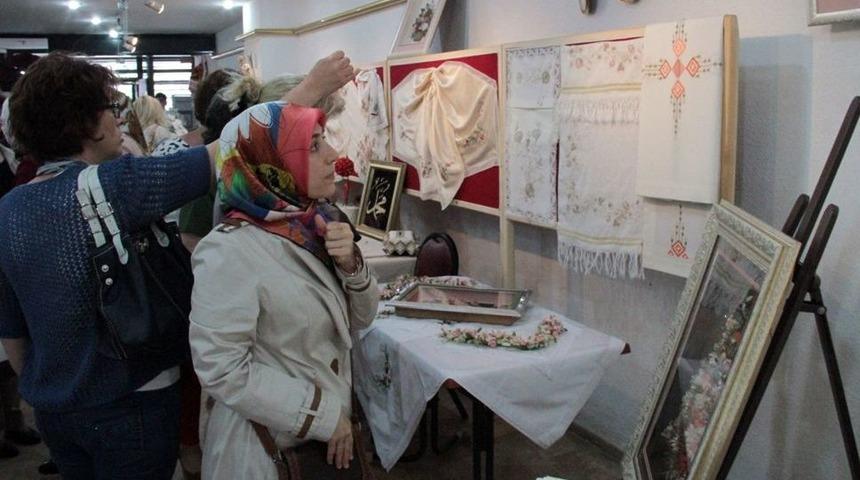 'El Işi G&ouml;z Nur&rsquo;ları G&ouml;r&uuml;c&uuml;ye &Ccedil;ıktı