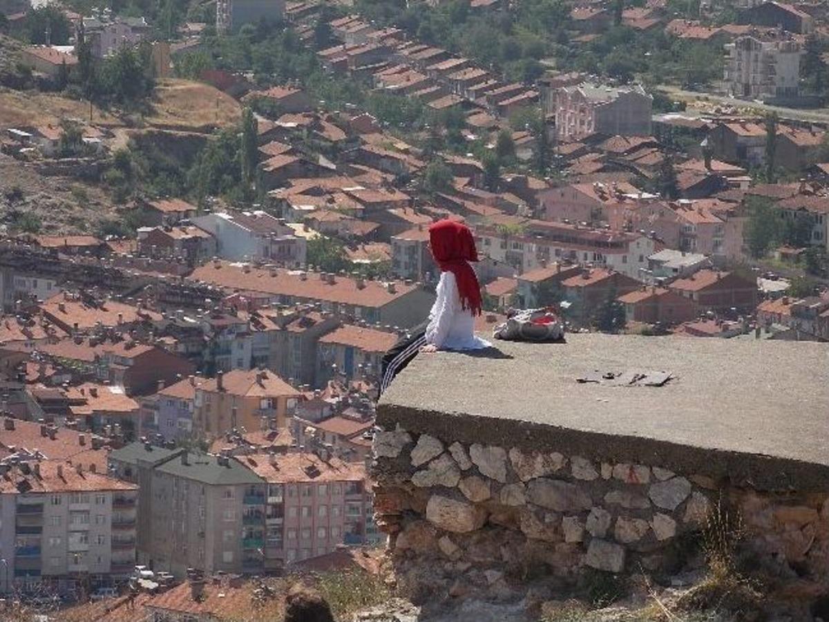 Başkomiser gen&ccedil; kızı &ouml;l&uuml;mden kurtardı