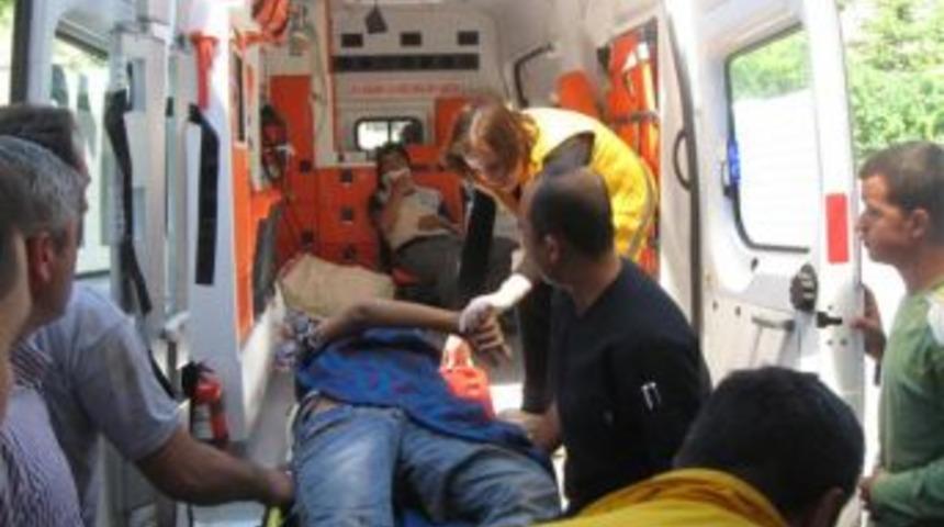 Derebağ'da Trakt&ouml;r Devrildi: 2 Yaralı