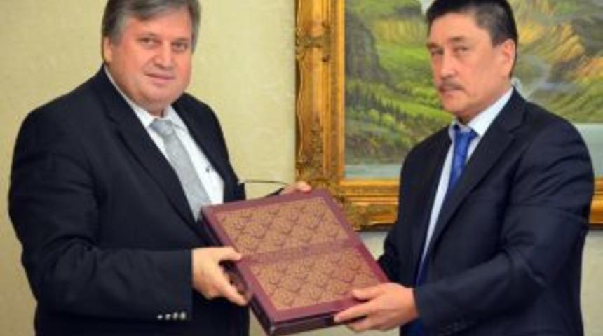 Kıdemli B&uuml;y&uuml;kel&ccedil;i Turgut &Ouml;zal &Uuml;niversitesi&rsquo;ni Ziyaret Etti