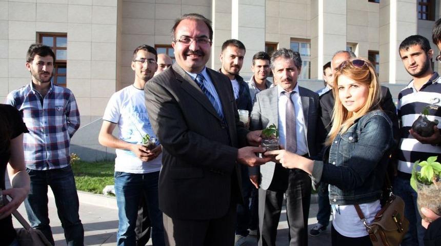 Ağrı İbrahim &Ccedil;e&ccedil;en &Uuml;niversitesi &Ouml;ğrencileri Kampus I&ccedil;in Fidan Yetiştirdi