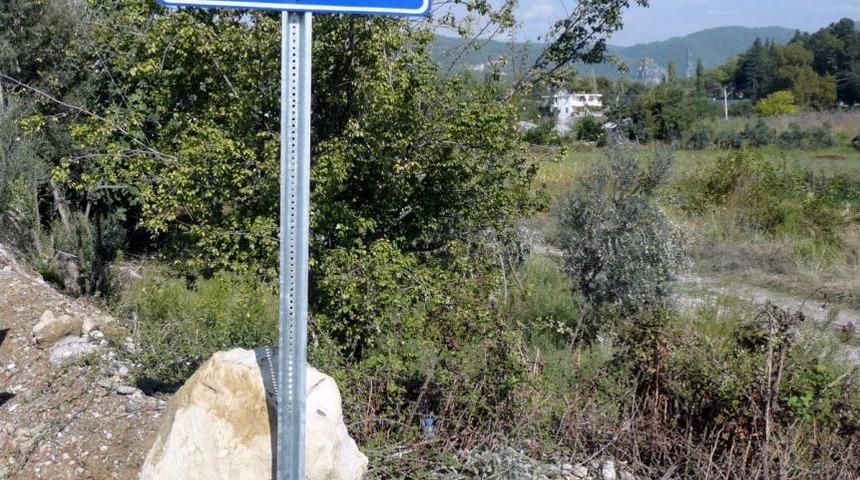 Eskiyen K&ouml;y Ve Y&ouml;n Levhaları Değiştiriliyor