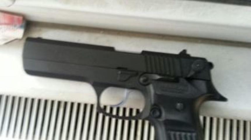 Vali Mutlu, Sdp İl Binasında Ele Ge&ccedil;irilen Silahın Fotoğrafını Paylaştı