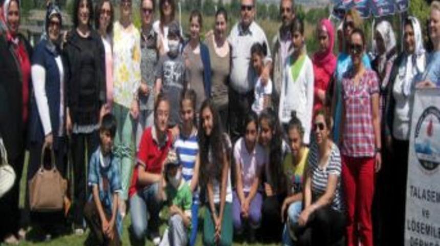 &Ouml;nce Kan Yaptılar Sonra Hastalara Moral Verdiler