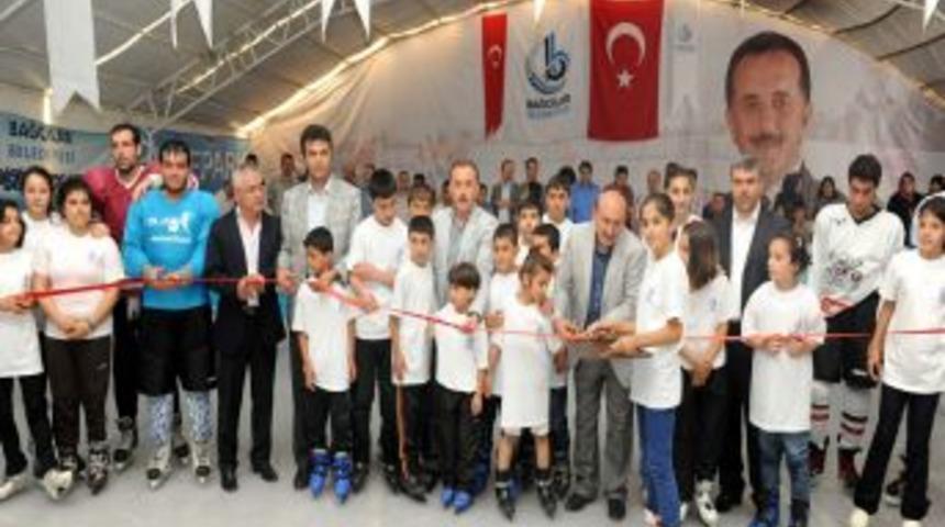 Gen&ccedil;leri Spora Y&ouml;neltmek, &Ccedil;evreye Duyarlı Kılmak I&ccedil;in Buz Pateni Pisti A&ccedil;tı