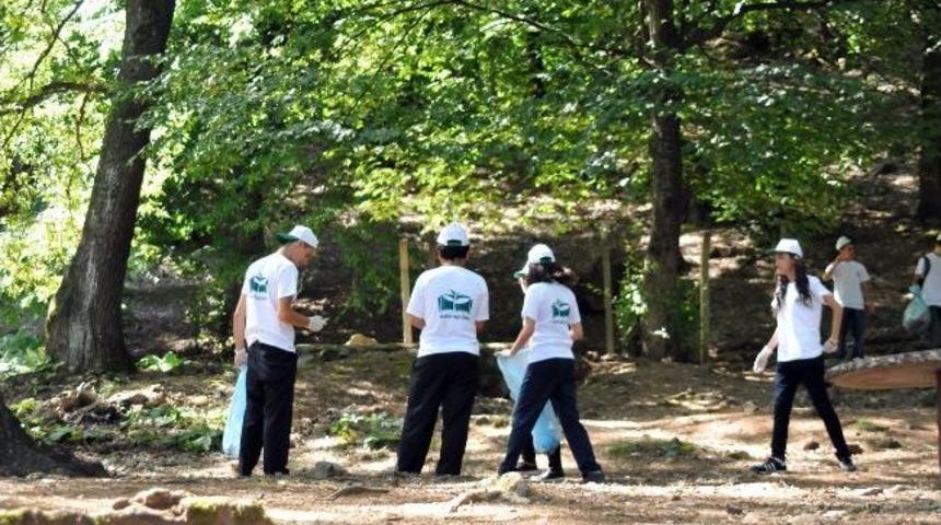 &Ouml;ğrencilerden &Ccedil;evre Temizliği