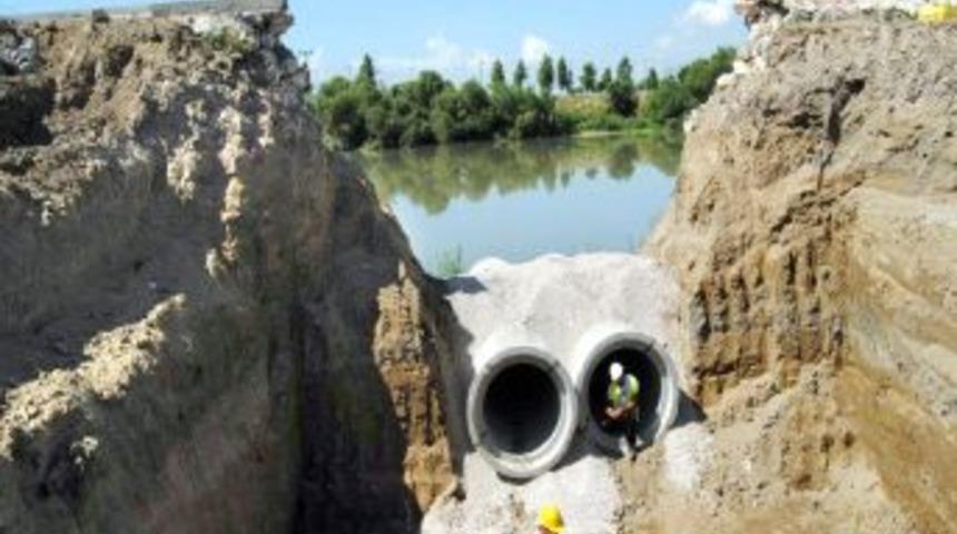 Ceyhan'da Yağmur Suyu Şebekesi &Ccedil;alışmaları S&uuml;r&uuml;yor