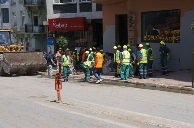 Barikatların Kaldırıldığı Yollarda Temizlik Yapılıyor