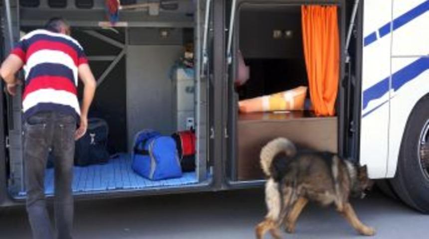Polis, Bomba Ihbarı Yapılan Yolcu Otob&uuml;s&uuml;n&uuml; Benzinliğe &Ccedil;ekip Aradı