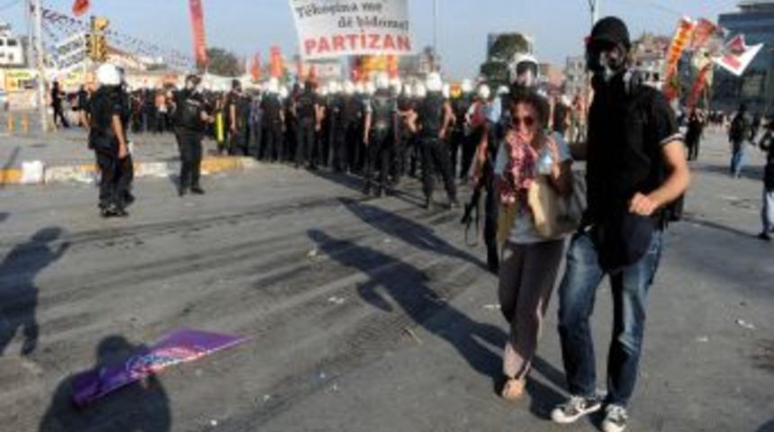 Polis, Taşla Saldıran Gruplara Biber Gazı Ile M&uuml;daha Etti