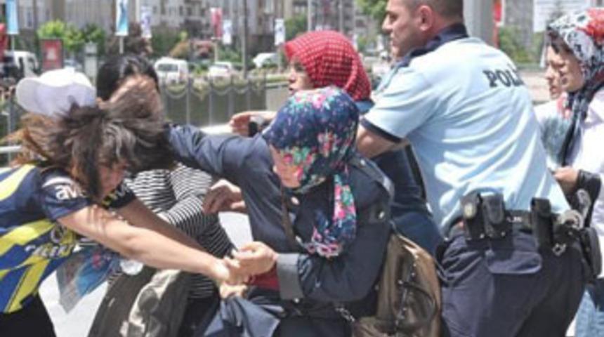 Sa&ccedil; sa&ccedil;a, baş başa kavga